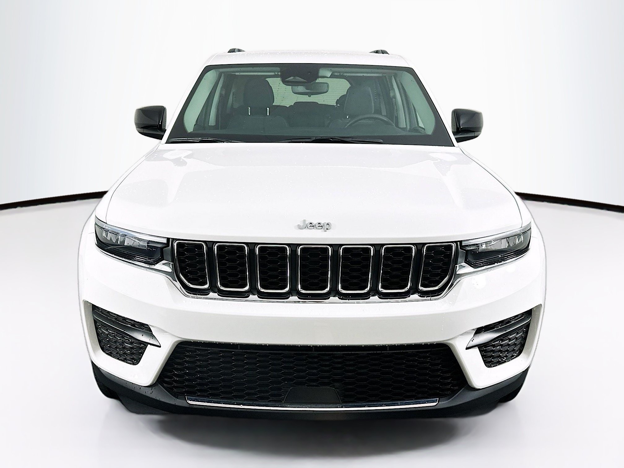 Used 2023 Jeep Grand Cherokee Laredo w/ Luxury Tech Group I RWD image 2