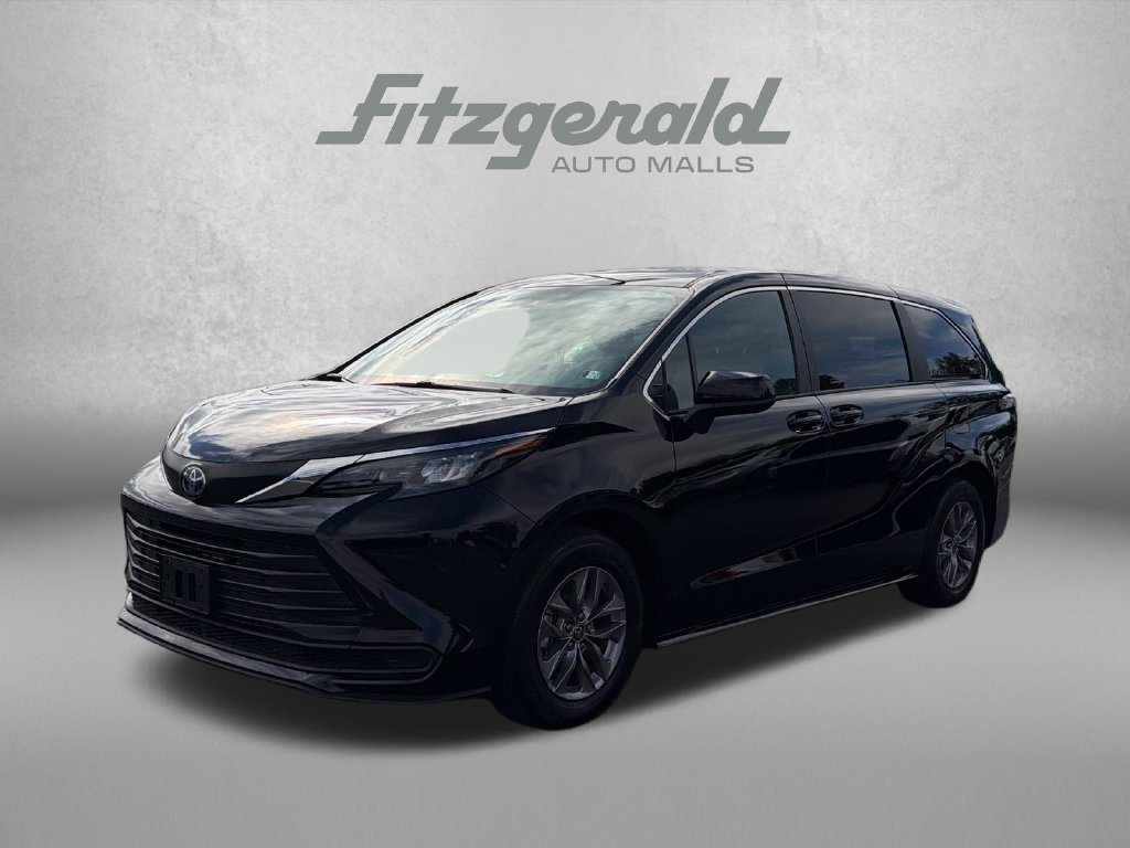 Used 2025 Toyota Sienna LE FWD image 3