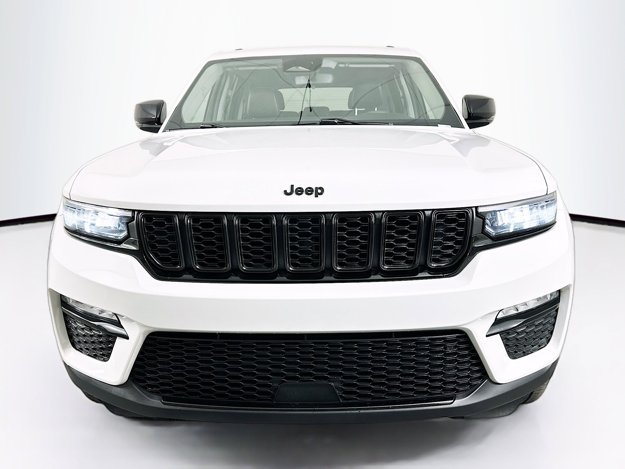 Used 2023 Jeep Grand Cherokee Limited w/ Black Appearance Package image 2