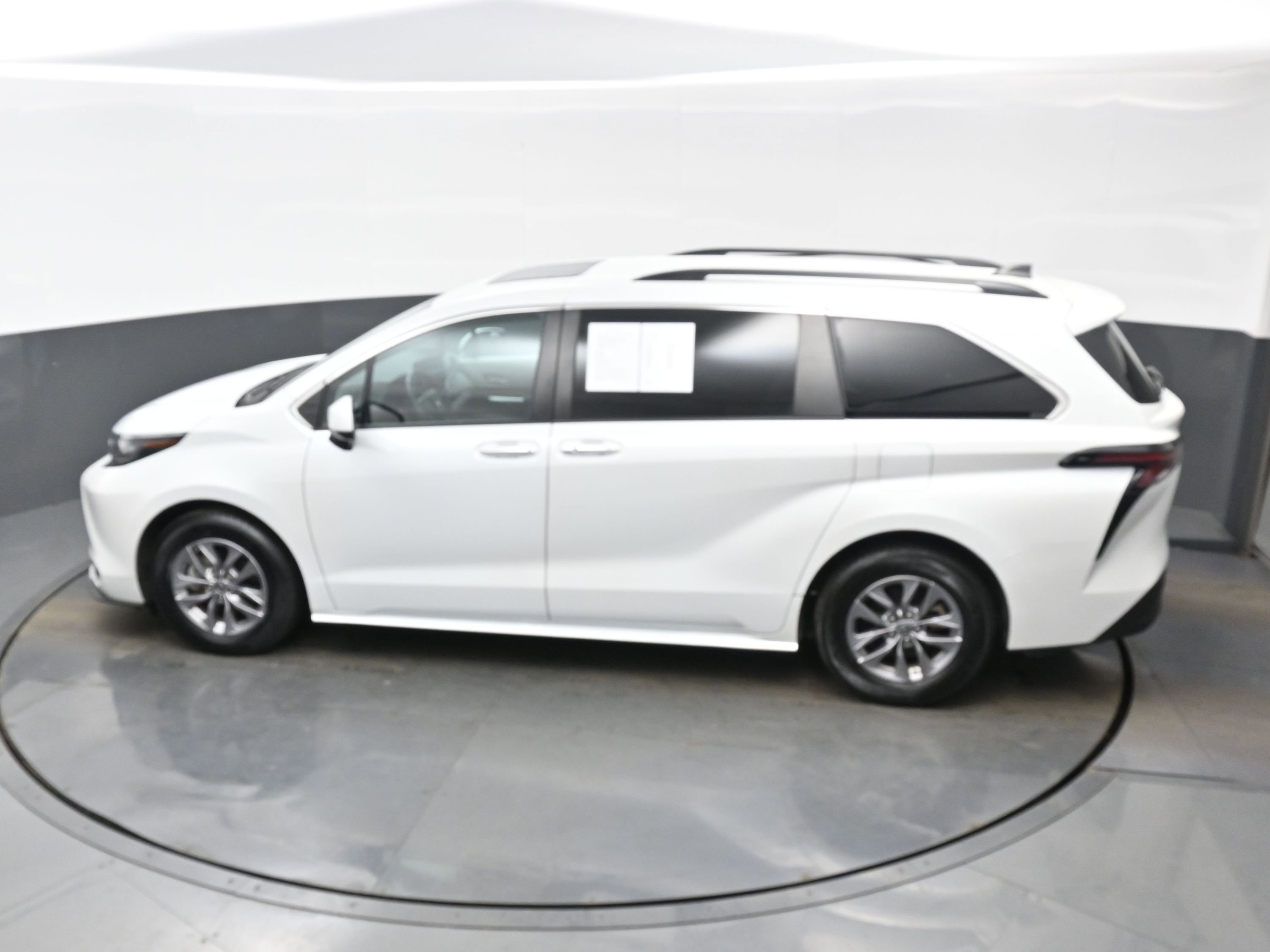 Used 2023 Toyota Sienna XLE image 39