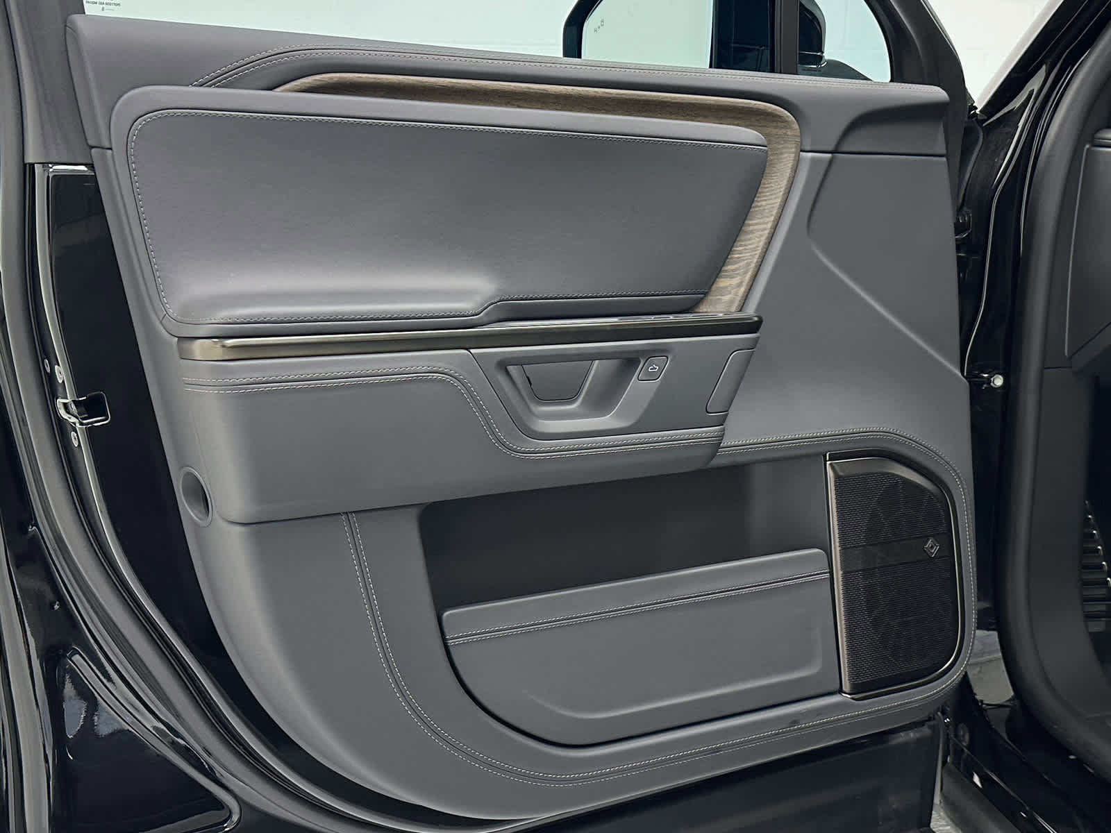 Used 2026 Rivian R1S Premium image 25