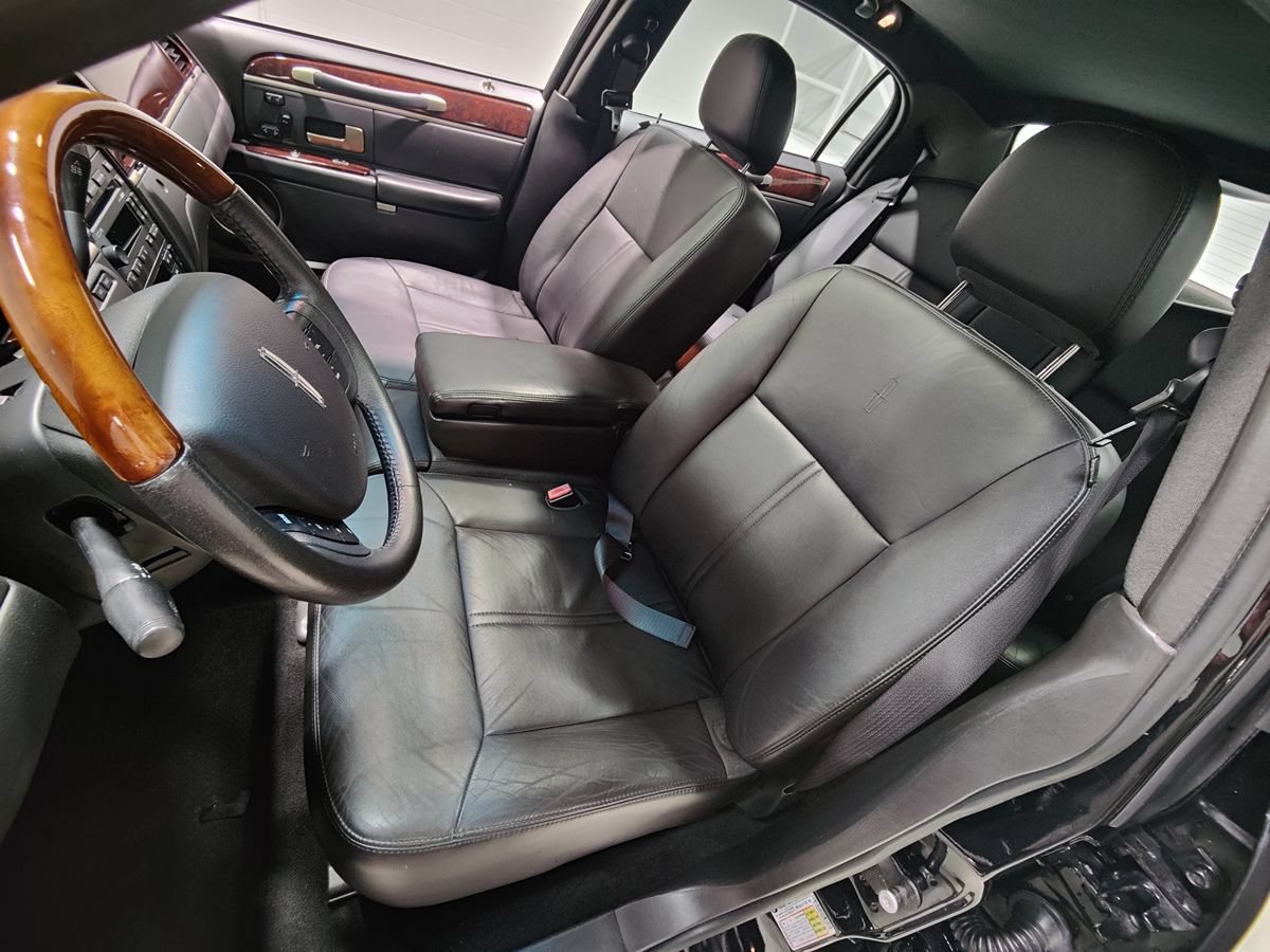 Used 2008 Lincoln Town Car Signature Limited RWD image 27