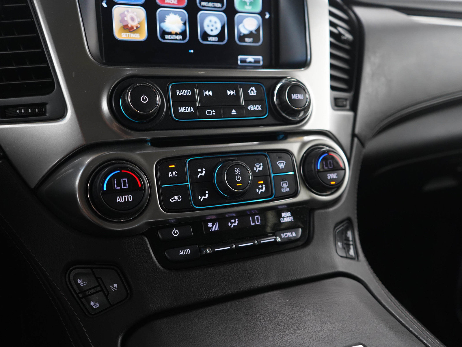 Used 2019 Chevrolet Suburban Premier AWD/4WD image 25