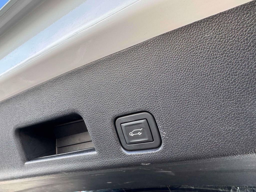 Used 2025 GMC Acadia Elevation image 9