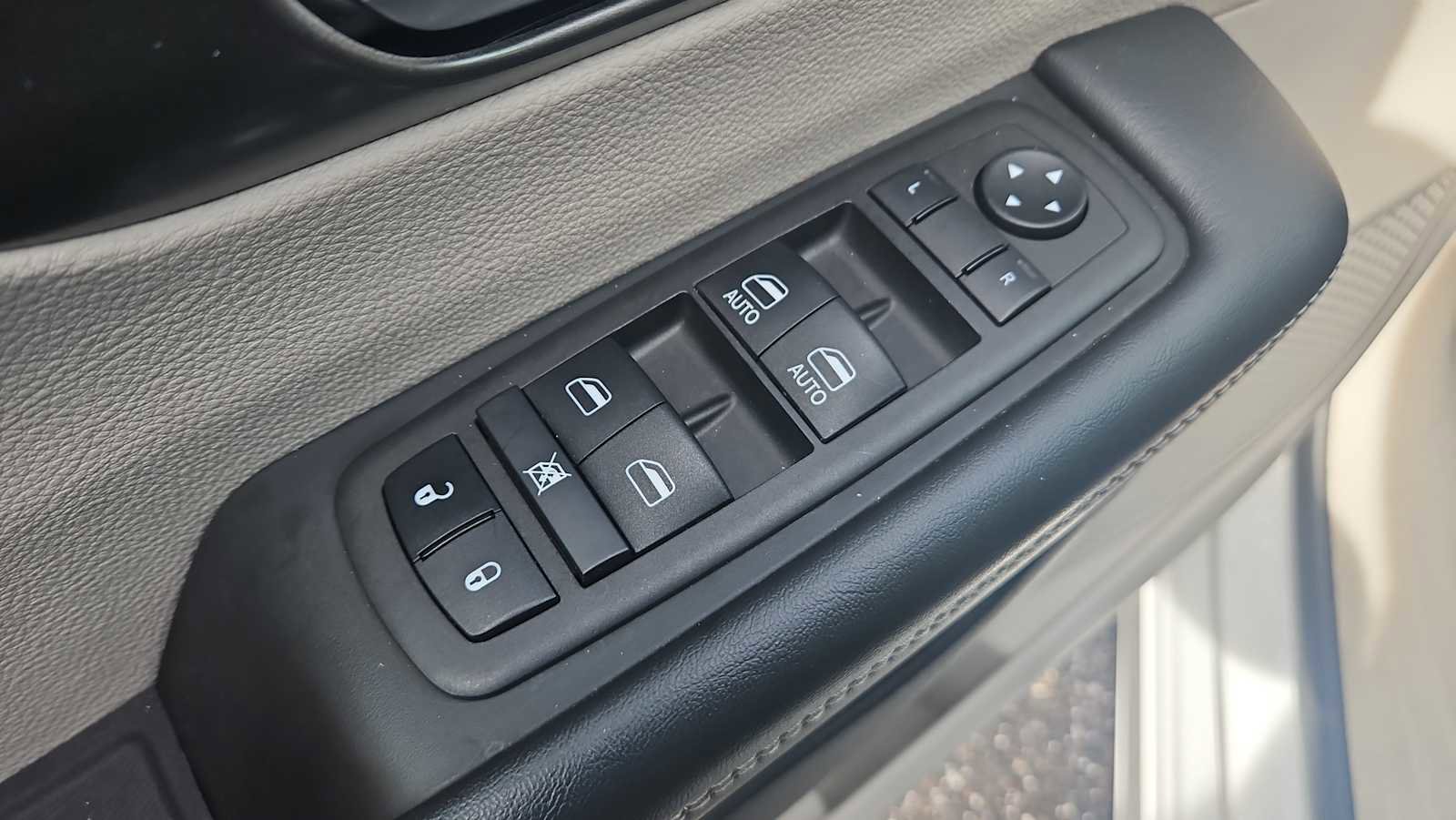 Used 2023 Chrysler Pacifica Touring-L image 15