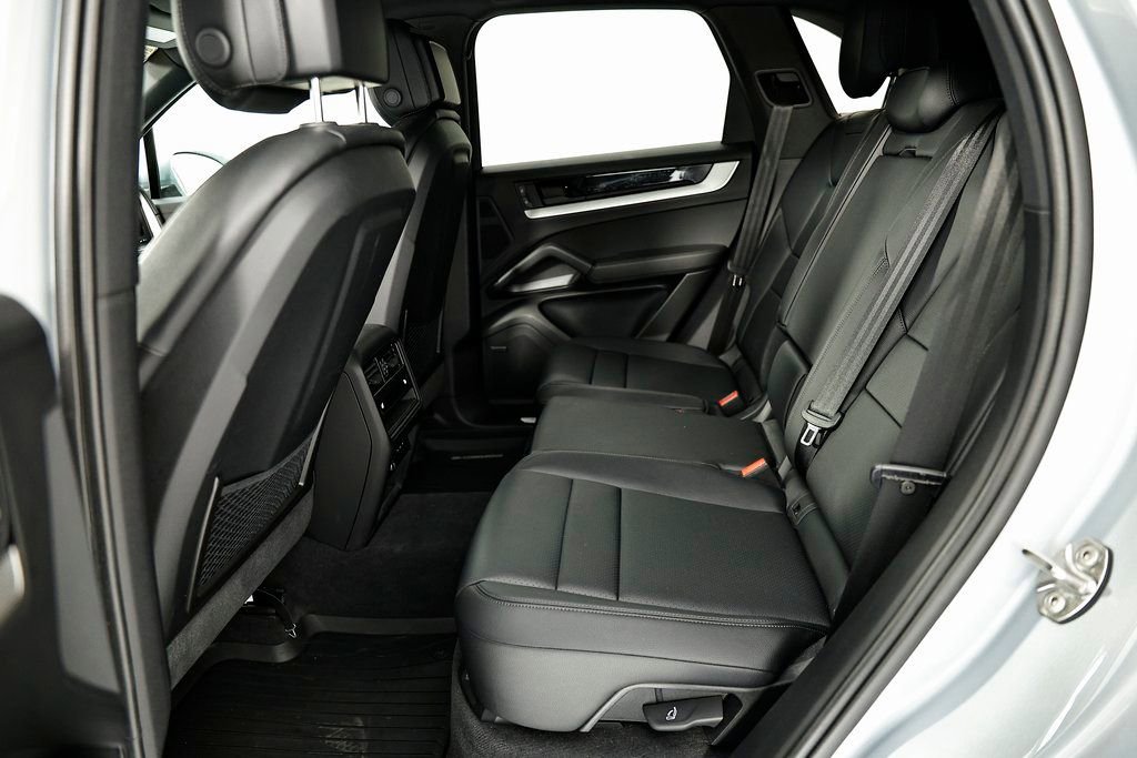 Certified 2025 Porsche Cayenne AWD/4WD image 27