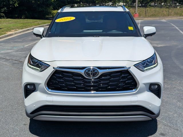 Used 2025 Toyota Highlander Platinum AWD/4WD image 2