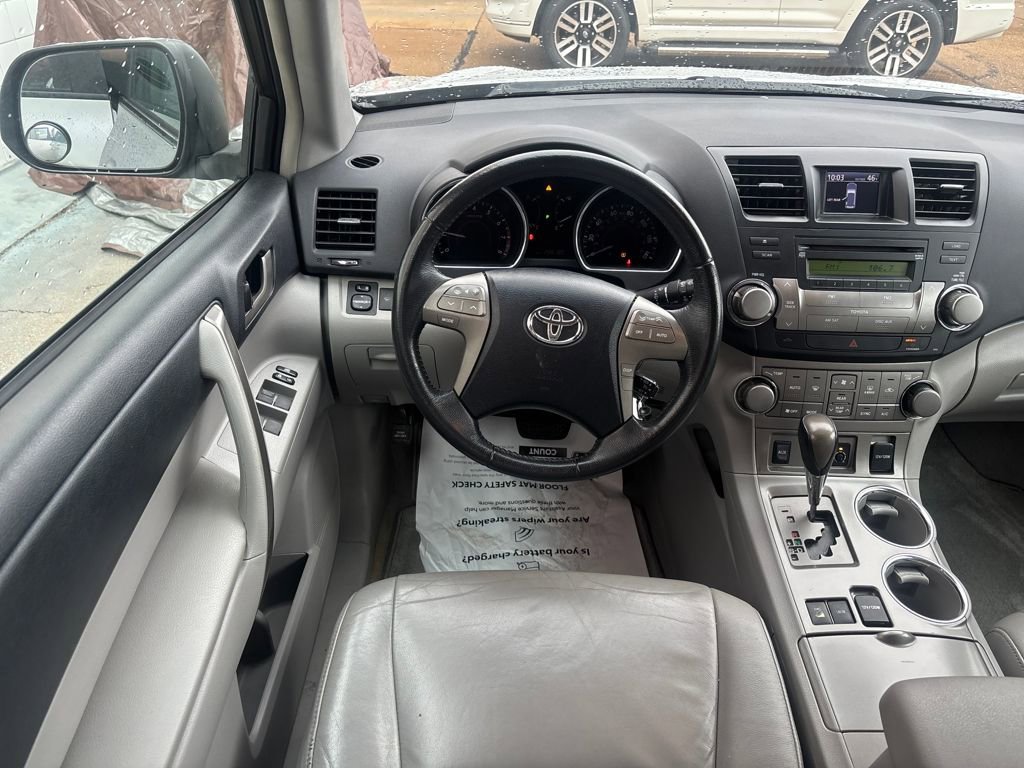 Used 2010 Toyota Highlander SE image 2