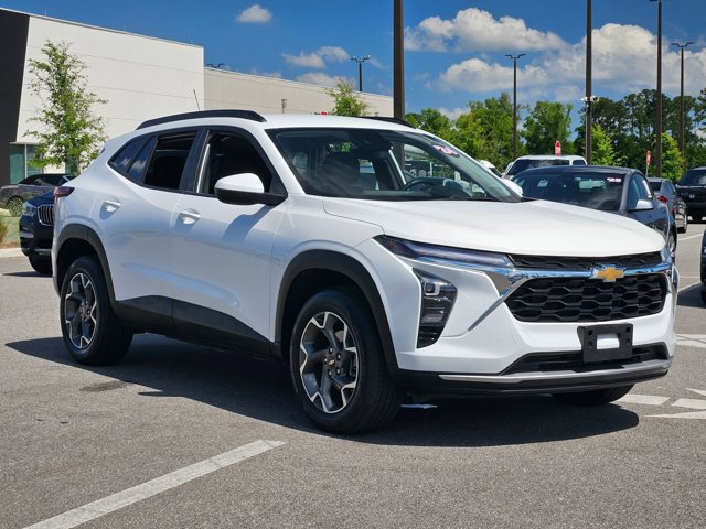 Used 2024 Chevrolet Trax LT w/ Driver Confidence Package FWD image 3