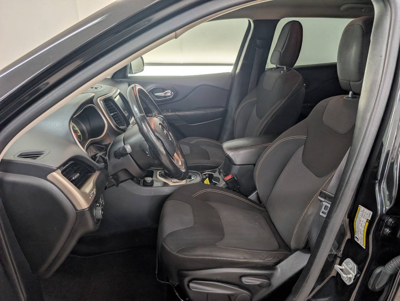 Used 2015 Jeep Cherokee Latitude w/ Cold Weather Group AWD/4WD image 7