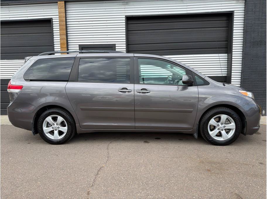 Used 2011 Toyota Sienna LE w/ Towing Pkg FWD image 10