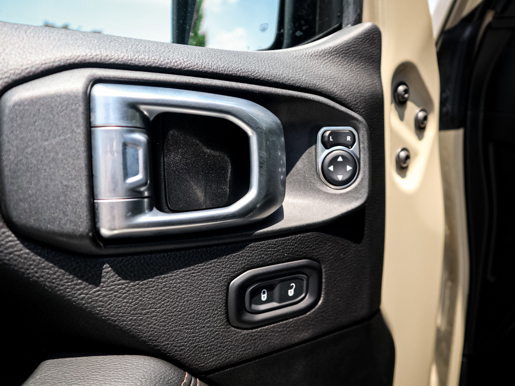 Used 2022 Jeep Wrangler Unlimited Rubicon AWD/4WD image 15