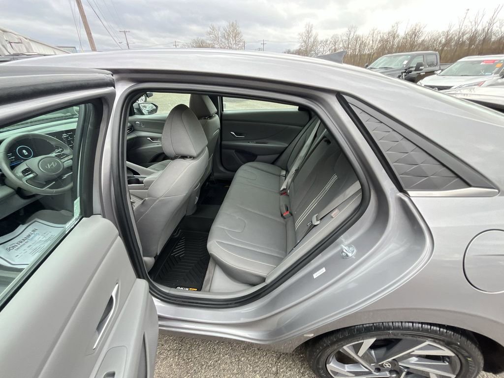 Used 2025 Hyundai Elantra SEL FWD image 23