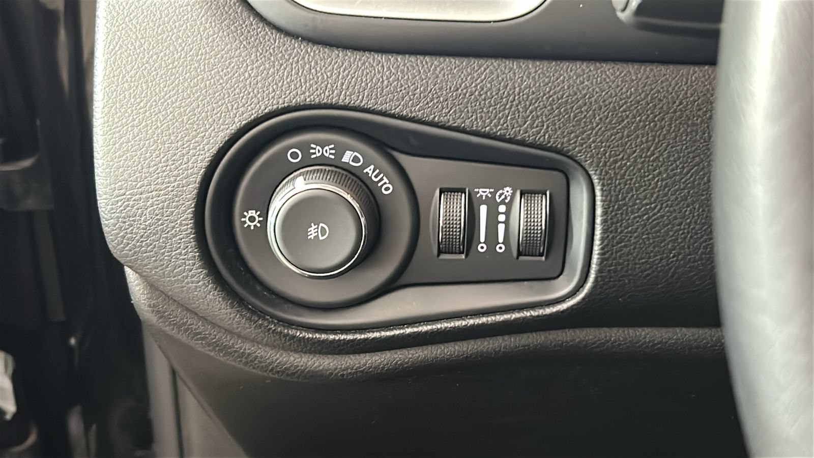 Used 2020 Jeep Renegade Latitude w/ Cold Weather Group AWD/4WD image 23