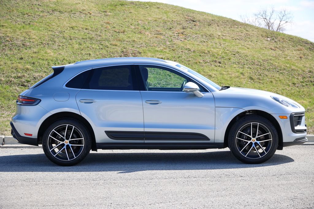 Certified 2025 Porsche Macan image 11