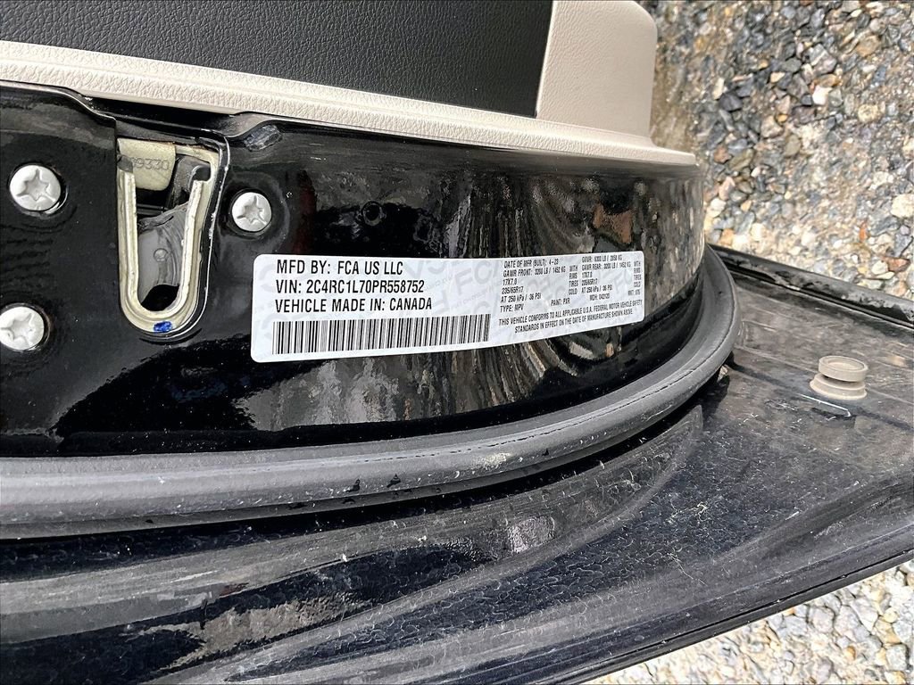 Used 2023 Chrysler Pacifica Touring-L image 33