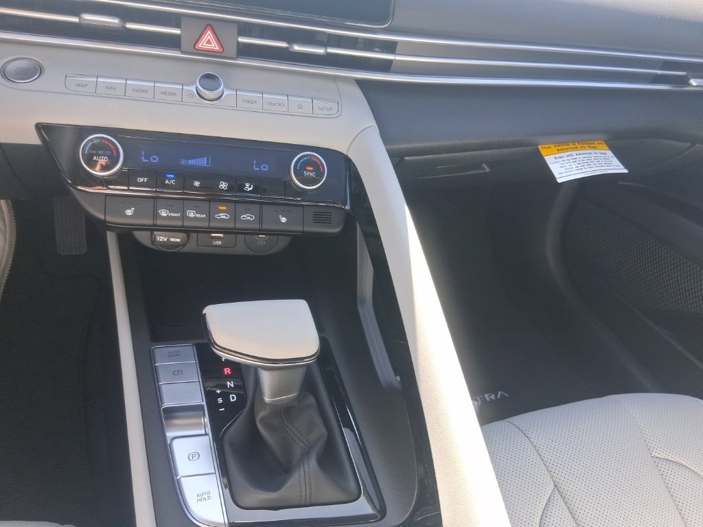 New 2025 Hyundai Elantra Limited image 26