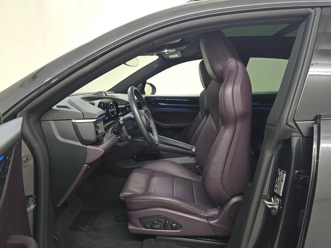 Used 2024 Porsche Macan 4 Electric AWD/4WD image 7