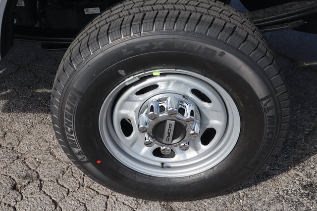 New 2026 Ford F250 XL w/ XL Chrome Package image 24