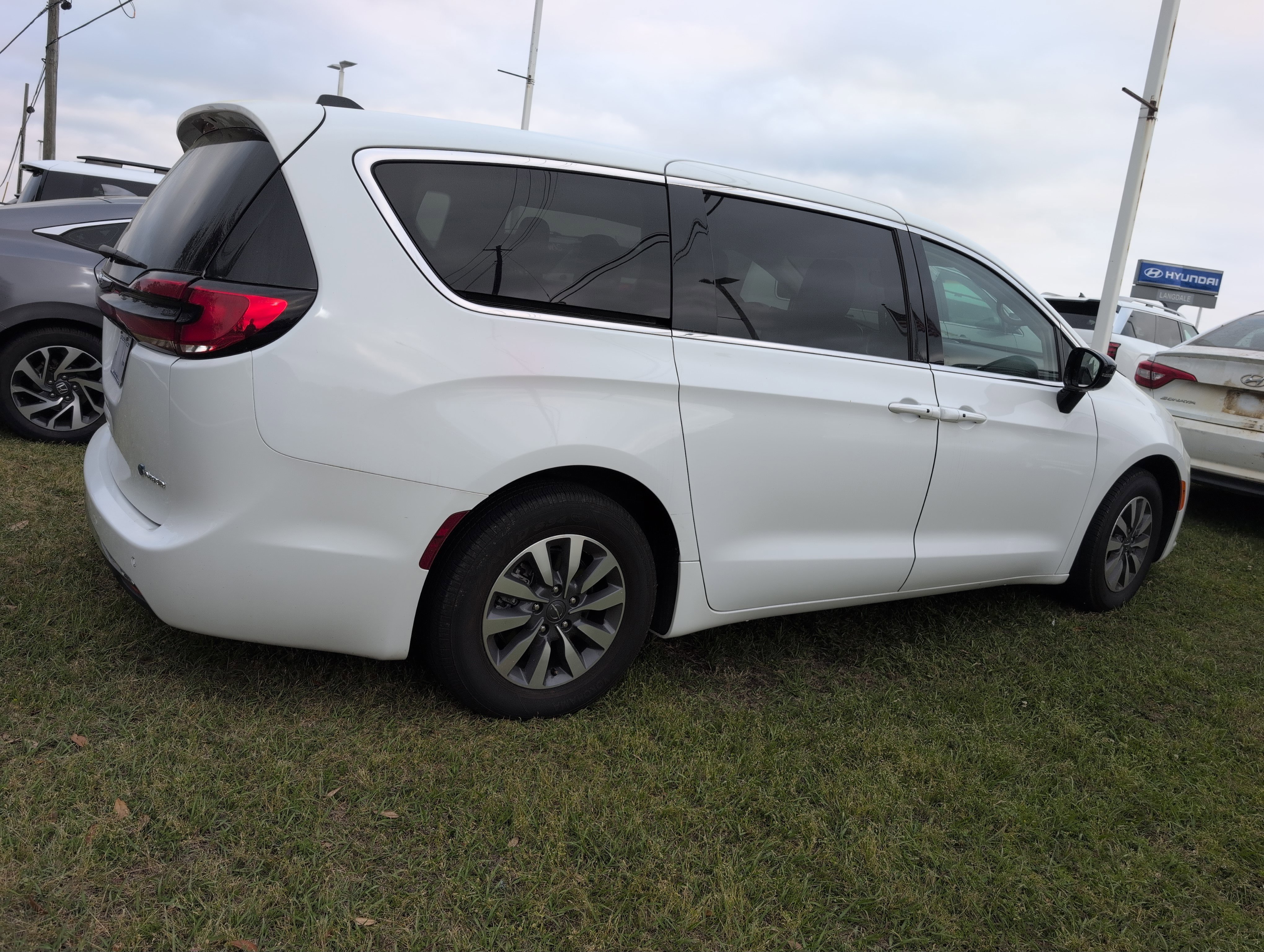 Used 2024 Chrysler Pacifica Select image 2