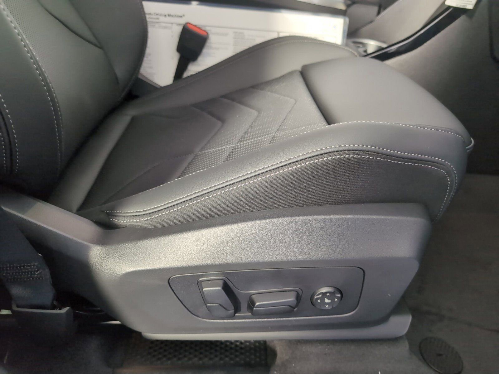 Used 2025 BMW X1 xDrive28i w/ Technology Package image 31