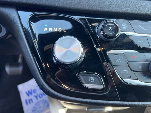 Used 2025 Chrysler Pacifica Select image 21