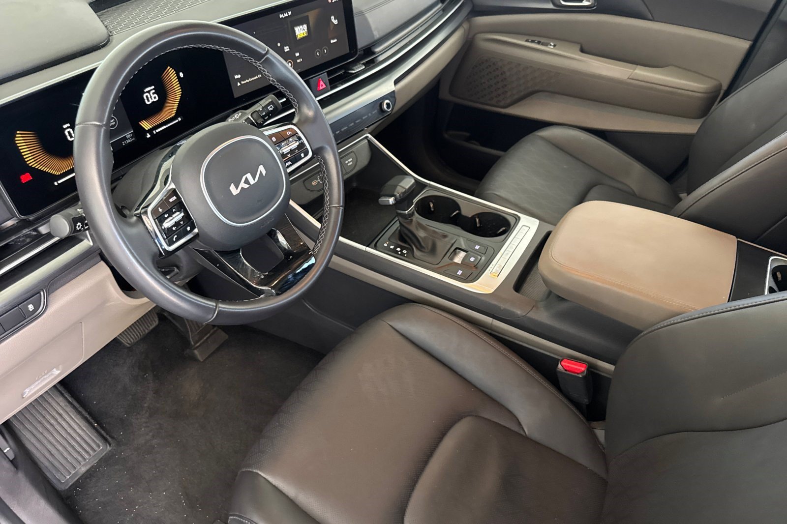 Used 2026 Kia Carnival FWD image 4