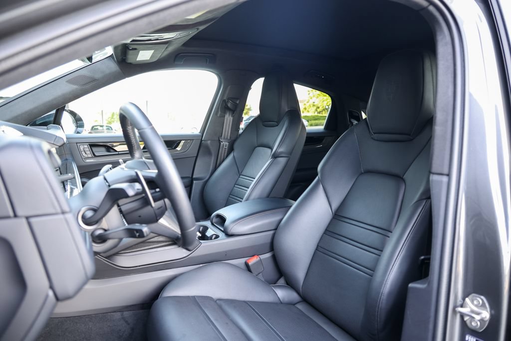 Certified 2025 Porsche Cayenne GTS AWD/4WD image 5