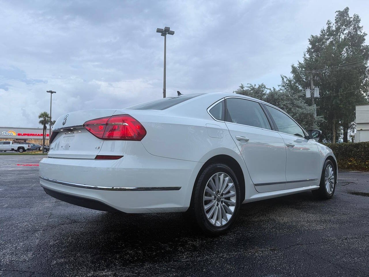 Used 2016 Volkswagen Passat 1.8T SE FWD image 7