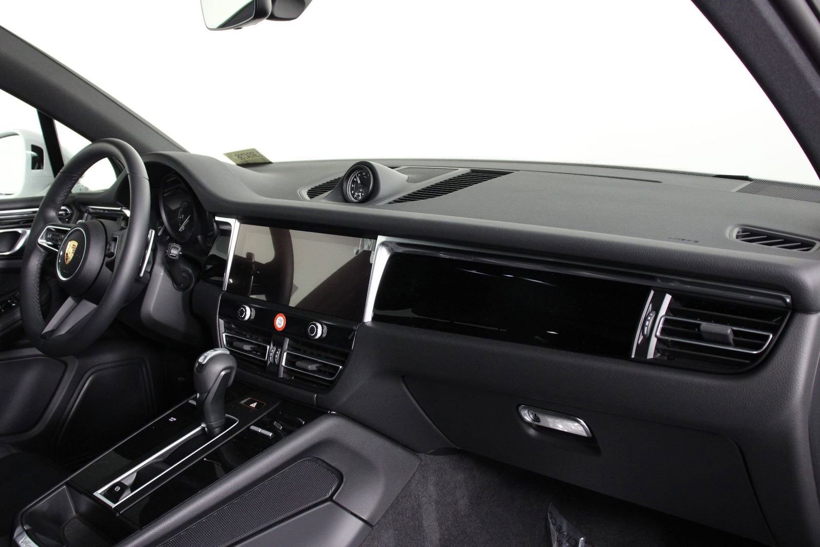 Certified 2025 Porsche Macan image 24