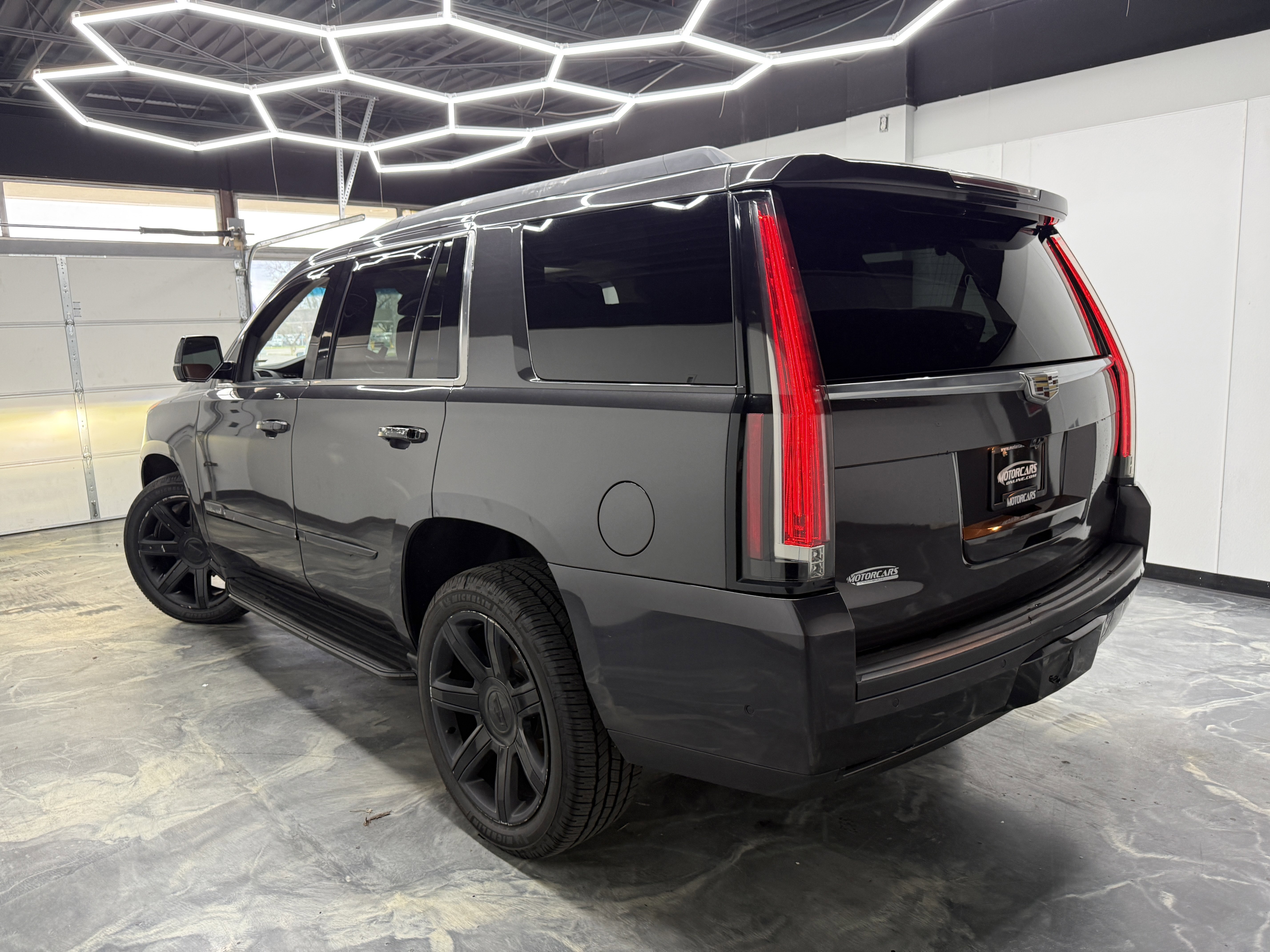 Used 2018 Cadillac Escalade Luxury AWD/4WD image 3