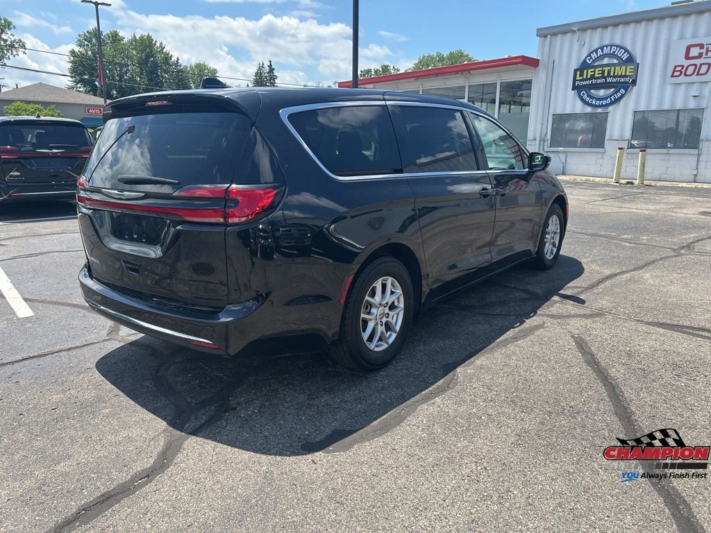 Used 2024 Chrysler Pacifica Touring-L FWD image 6