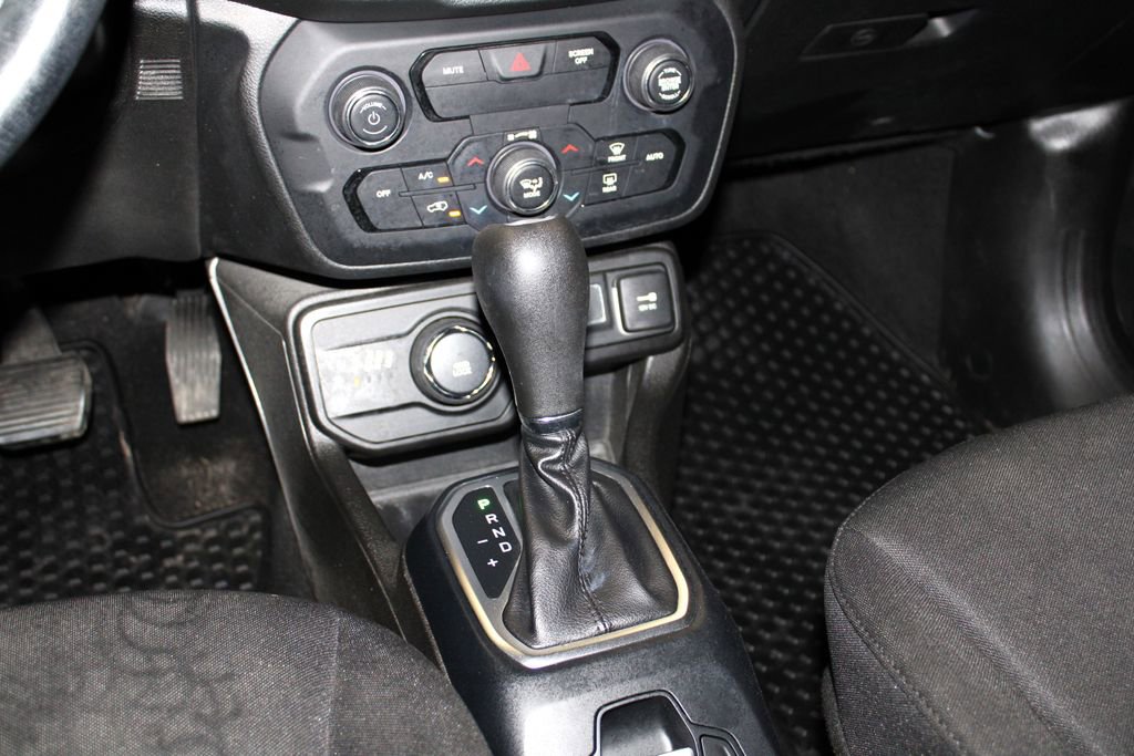 Used 2020 Jeep Renegade Latitude w/ Cold Weather Group image 22