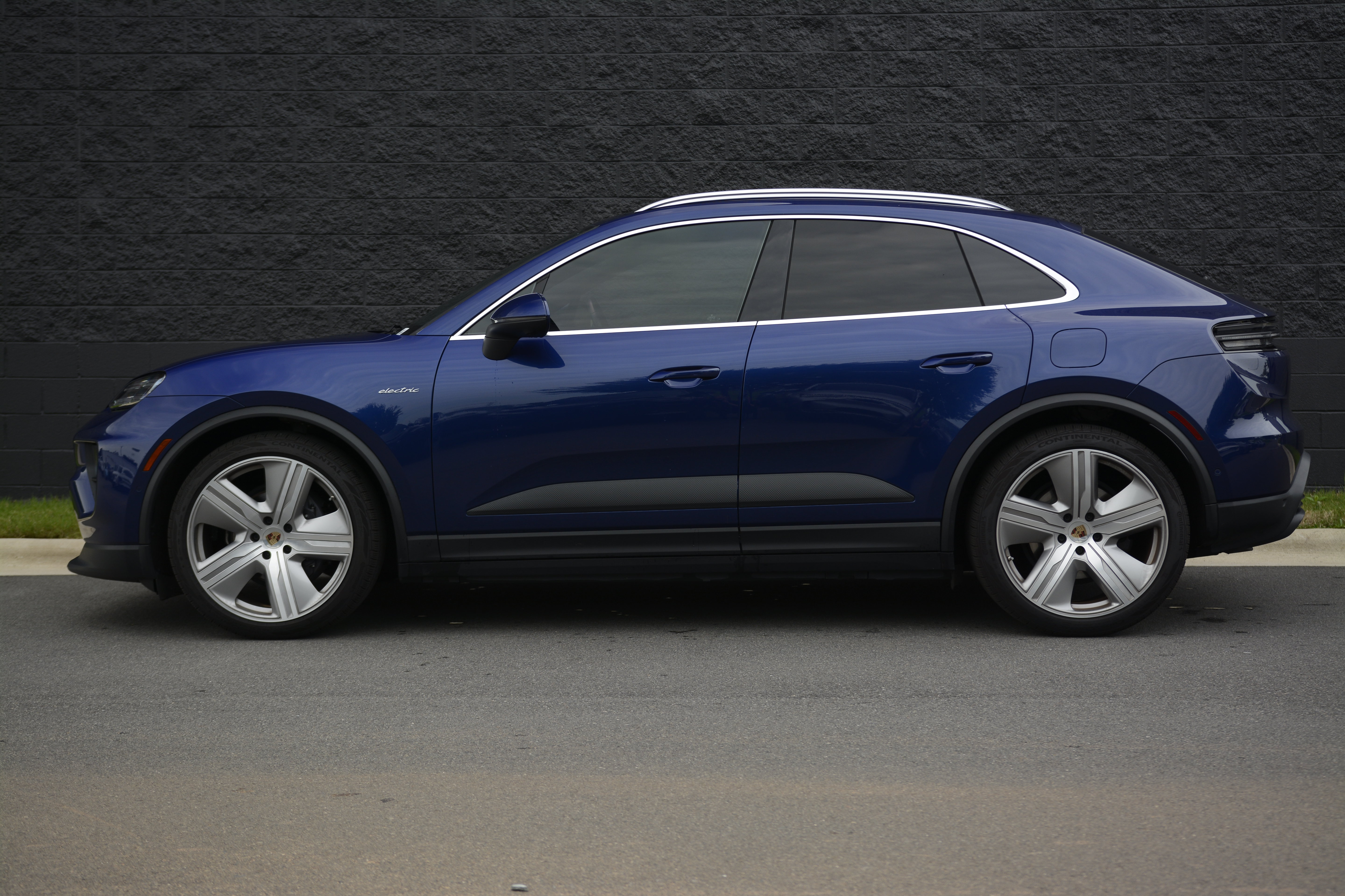 Certified 2024 Porsche Macan 4 Electric AWD/4WD image 2