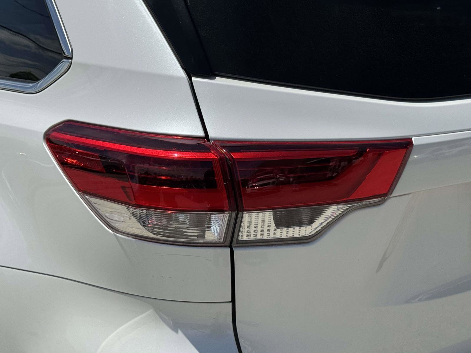 Used 2019 Toyota Highlander LE AWD/4WD image 11