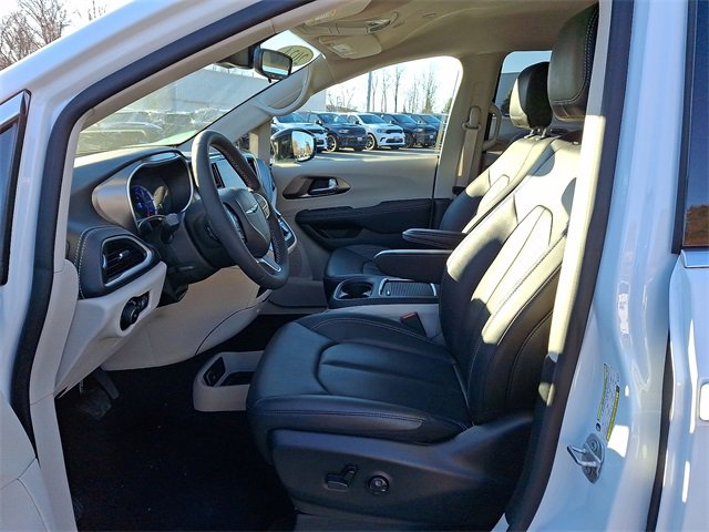 Used 2024 Chrysler Pacifica Select image 11