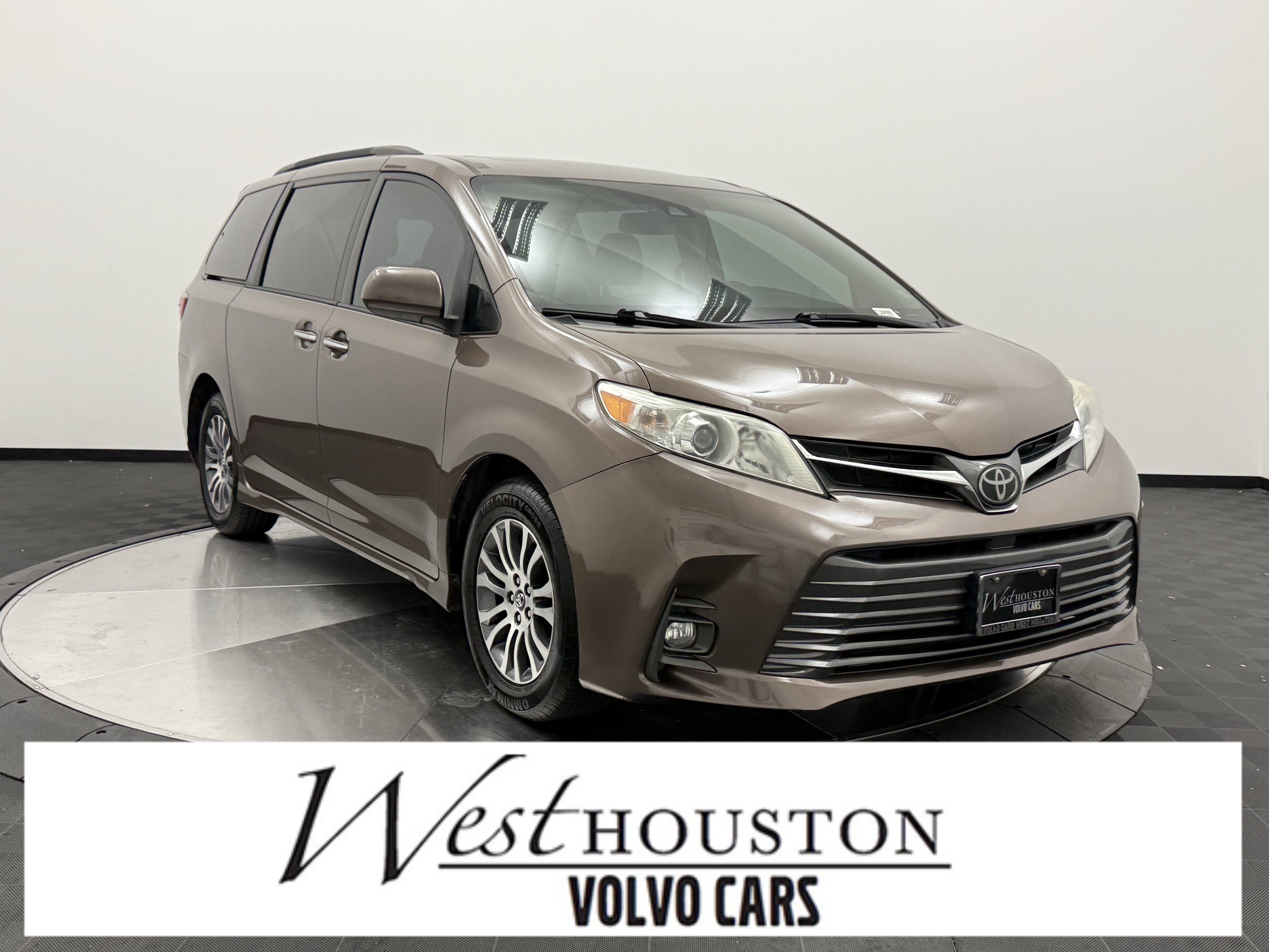 Used 2020 Toyota Sienna XLE FWD image 1