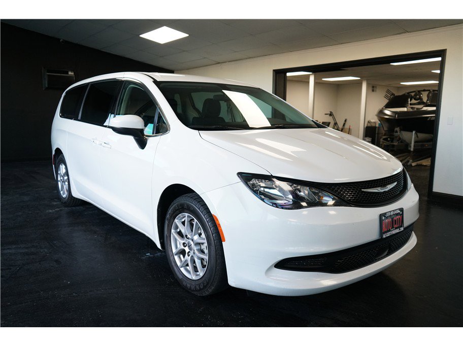 Used 2022 Chrysler Voyager LX image 9