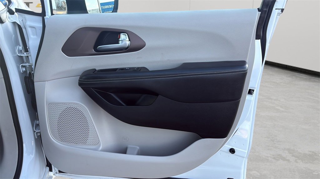 Used 2022 Chrysler Voyager LX image 52