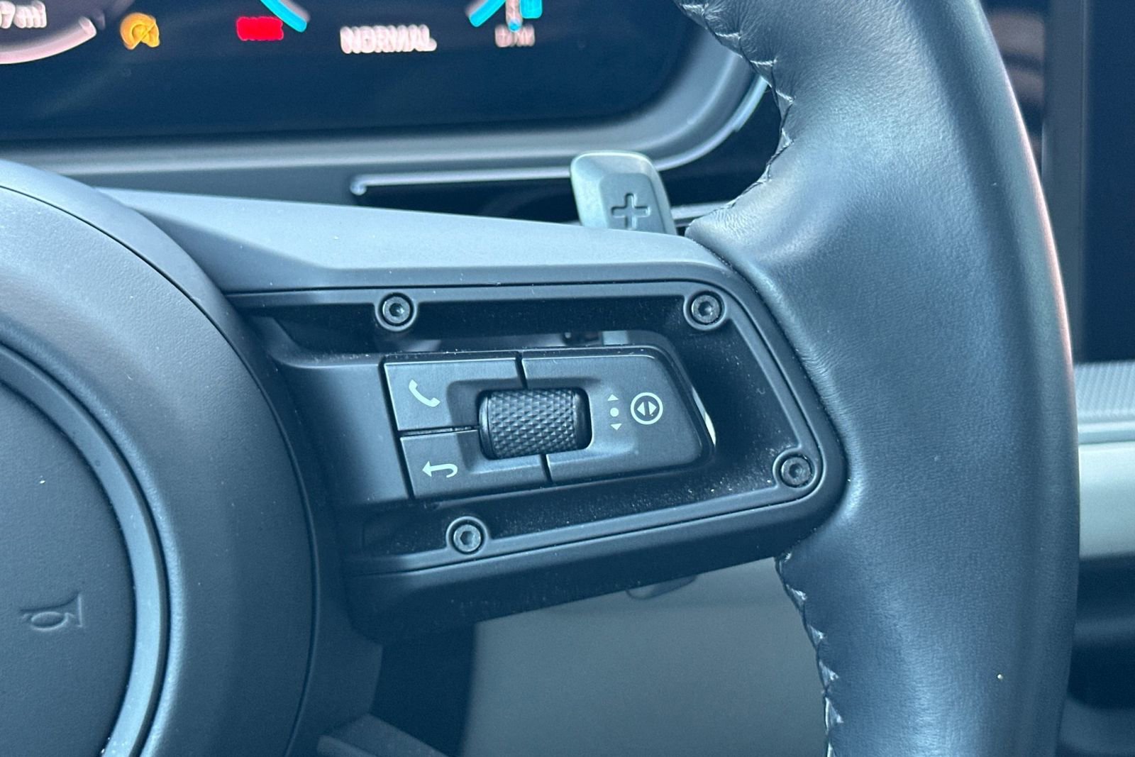 Used 2025 Porsche Cayenne S image 31