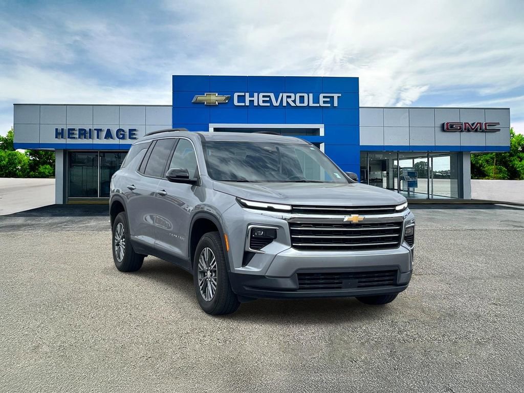 Certified 2025 Chevrolet Traverse LT FWD image 1