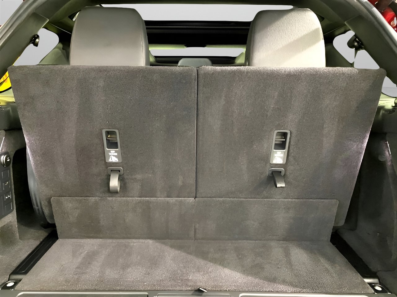 Used 2017 Land Rover Discovery SE image 31