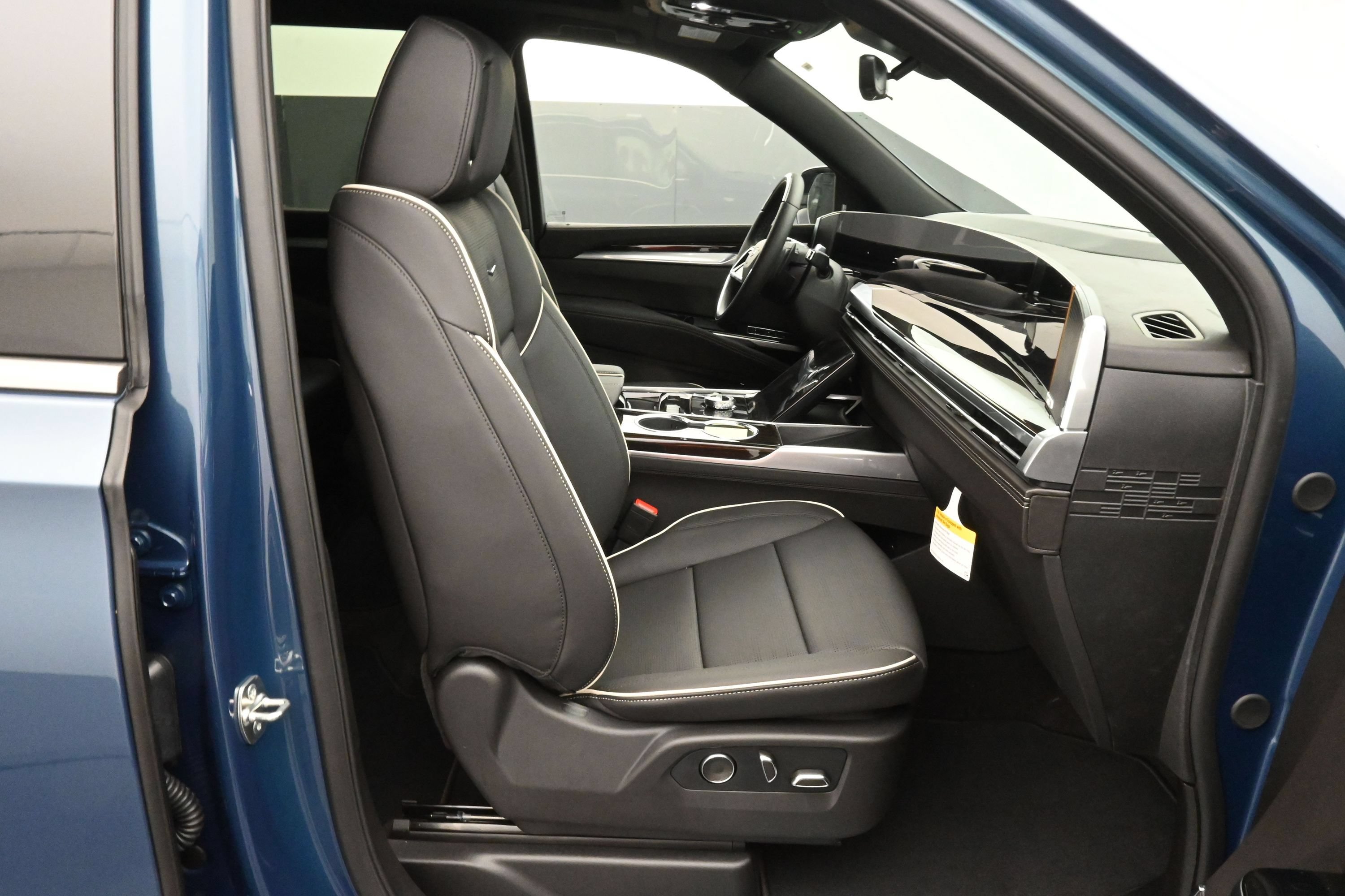 New 2026 Cadillac Escalade Luxury w/ Touring Package AWD/4WD image 13
