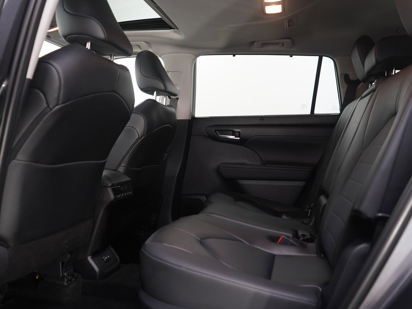 Used 2025 Toyota Highlander XLE AWD/4WD image 20