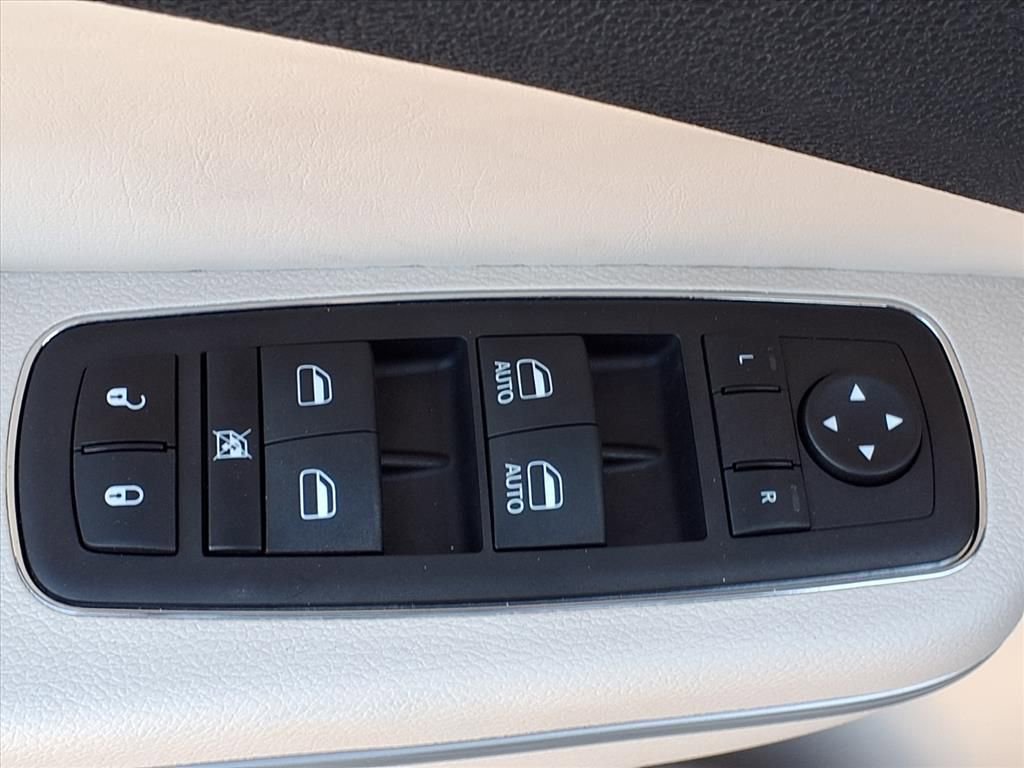 Used 2023 Chrysler 300 Touring L w/ Popular Equipment Group image 17