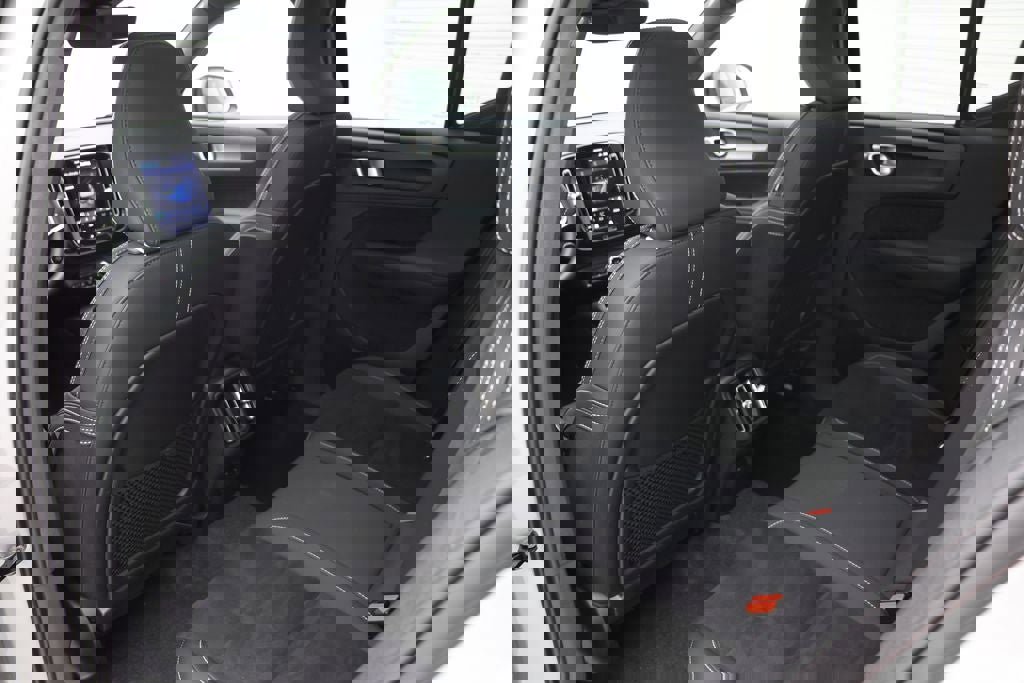 Used 2025 Volvo XC40 B5 Plus image 11