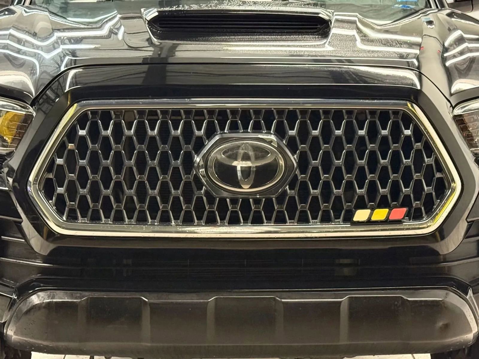 Used 2018 Toyota Tacoma TRD Sport AWD/4WD image 5