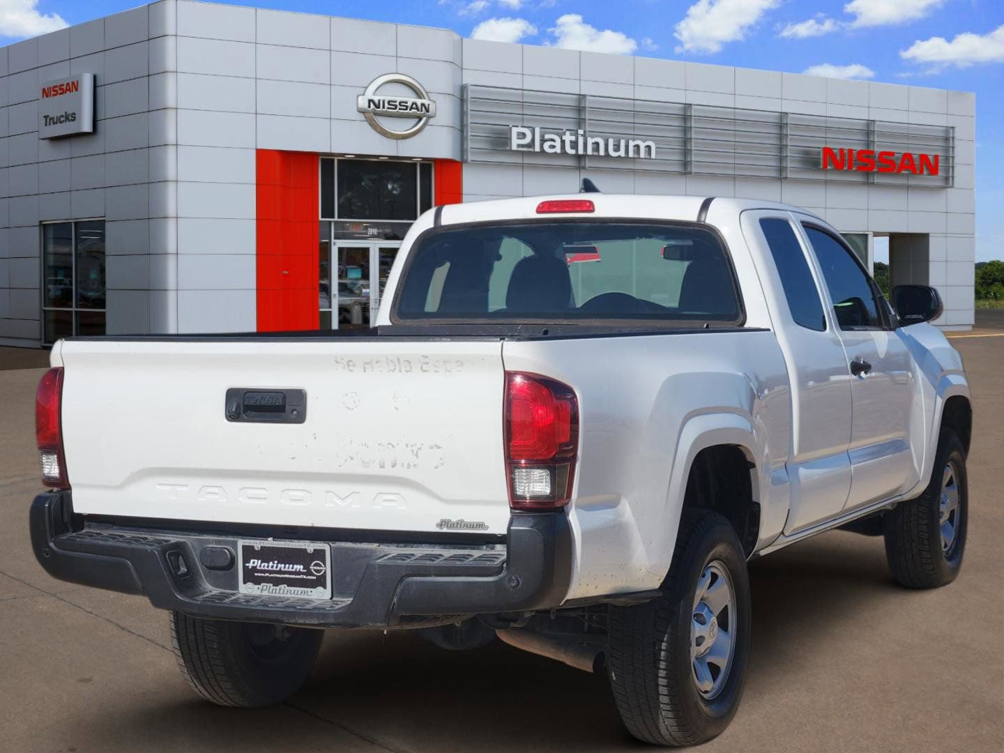 Used 2018 Toyota Tacoma SR image 4