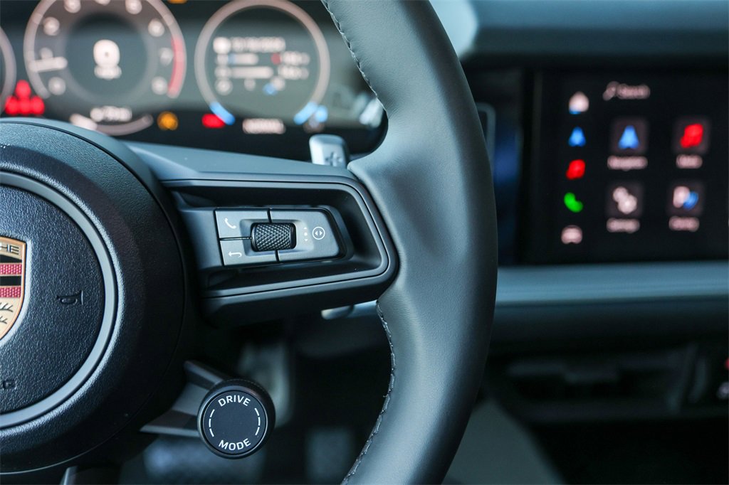 Used 2025 Porsche Cayenne image 13