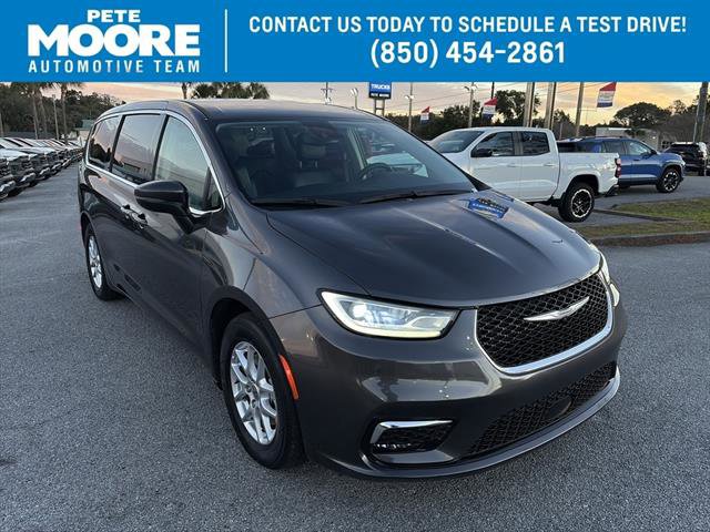 Used 2023 Chrysler Pacifica Touring-L image 1